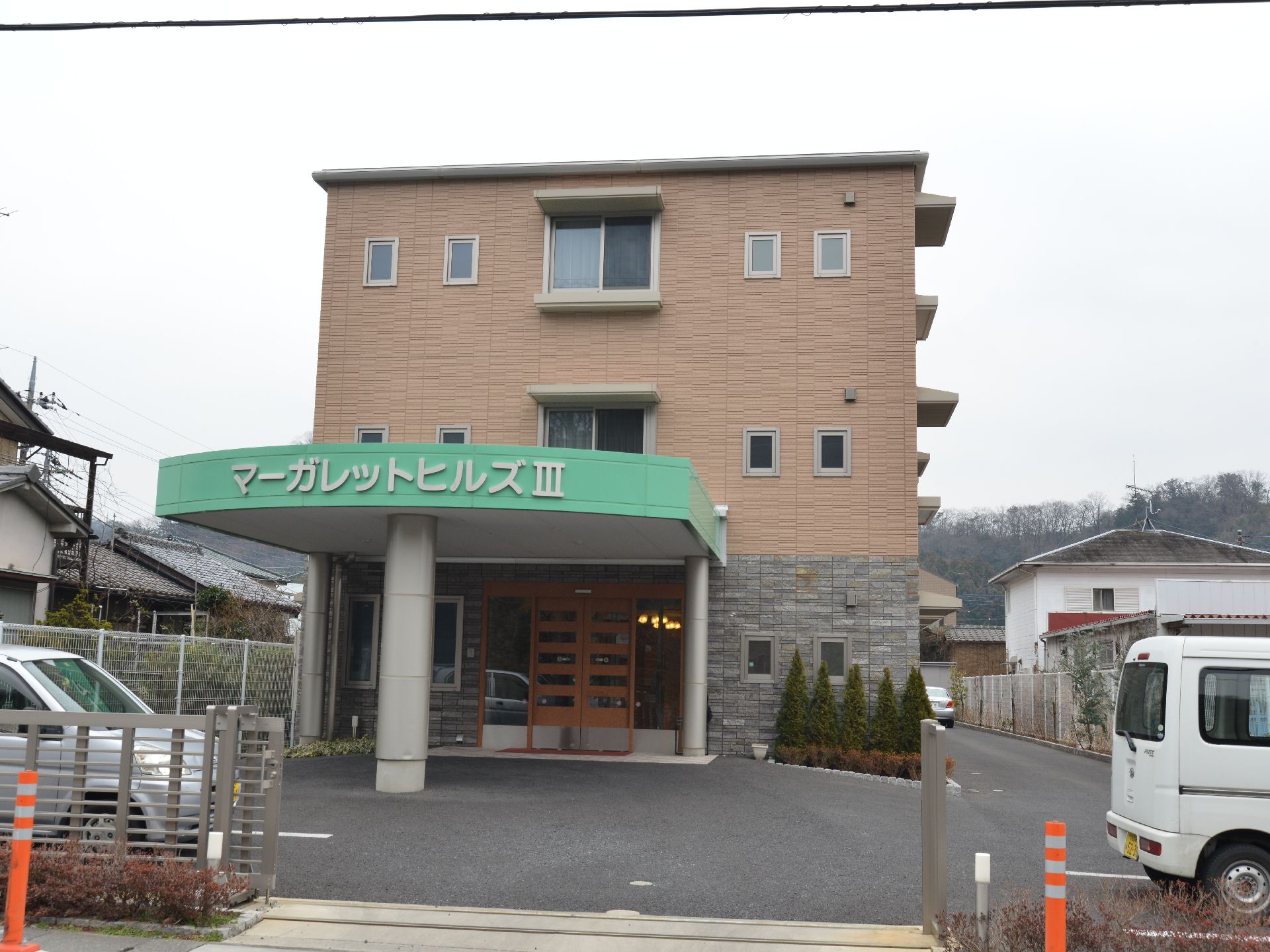 ３階建ての建物で入り口は両開きの自動ドア、敷地にそのまま駐車場が併設されており玄関には前方に伸びた雨よけがある。