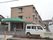 ３階建てで奥に向かって施設が伸びている。入り口には広い雨よけがあり駐車場が施設右側に面して用意されている。