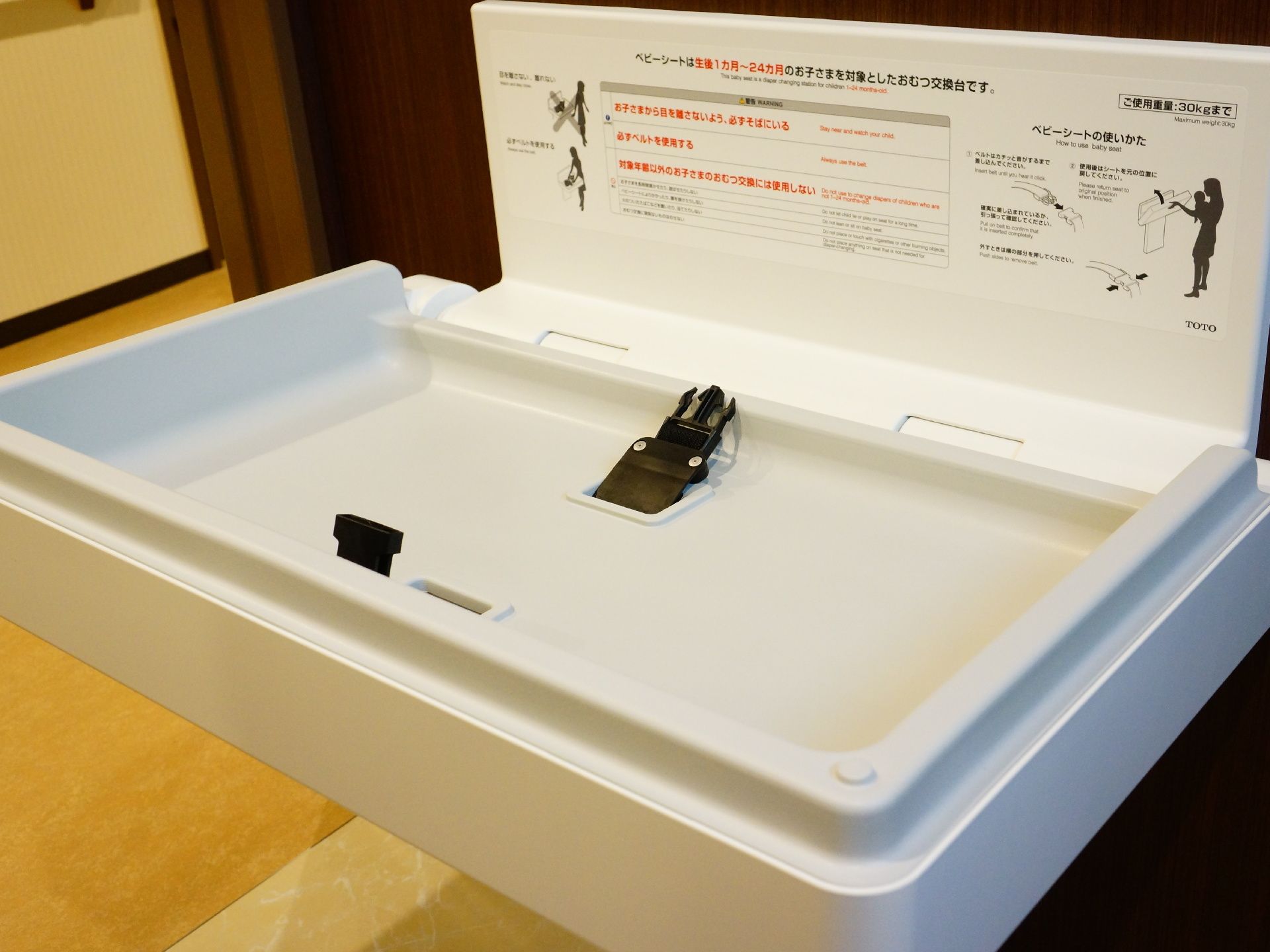 面会者のため、ベビーシートを用意している。保護者の方がトイレなどをしているとき赤ん坊を一時的に寝かせて置くことで使える。