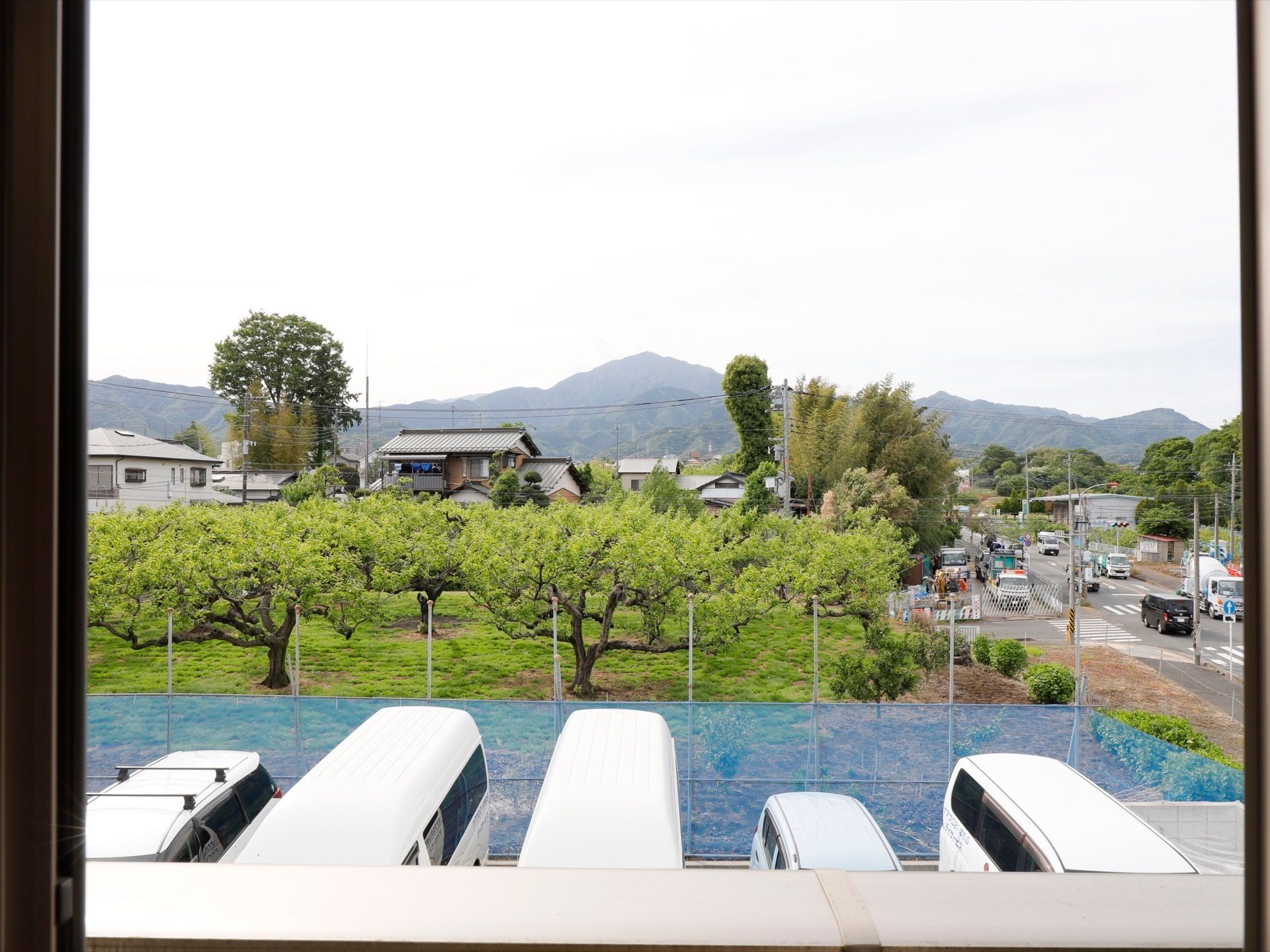 施設周辺は大変閑静な場所で、落ち着いて生活することができる。緑も豊富で、周辺を散策するなど気分転換には良い場所である。