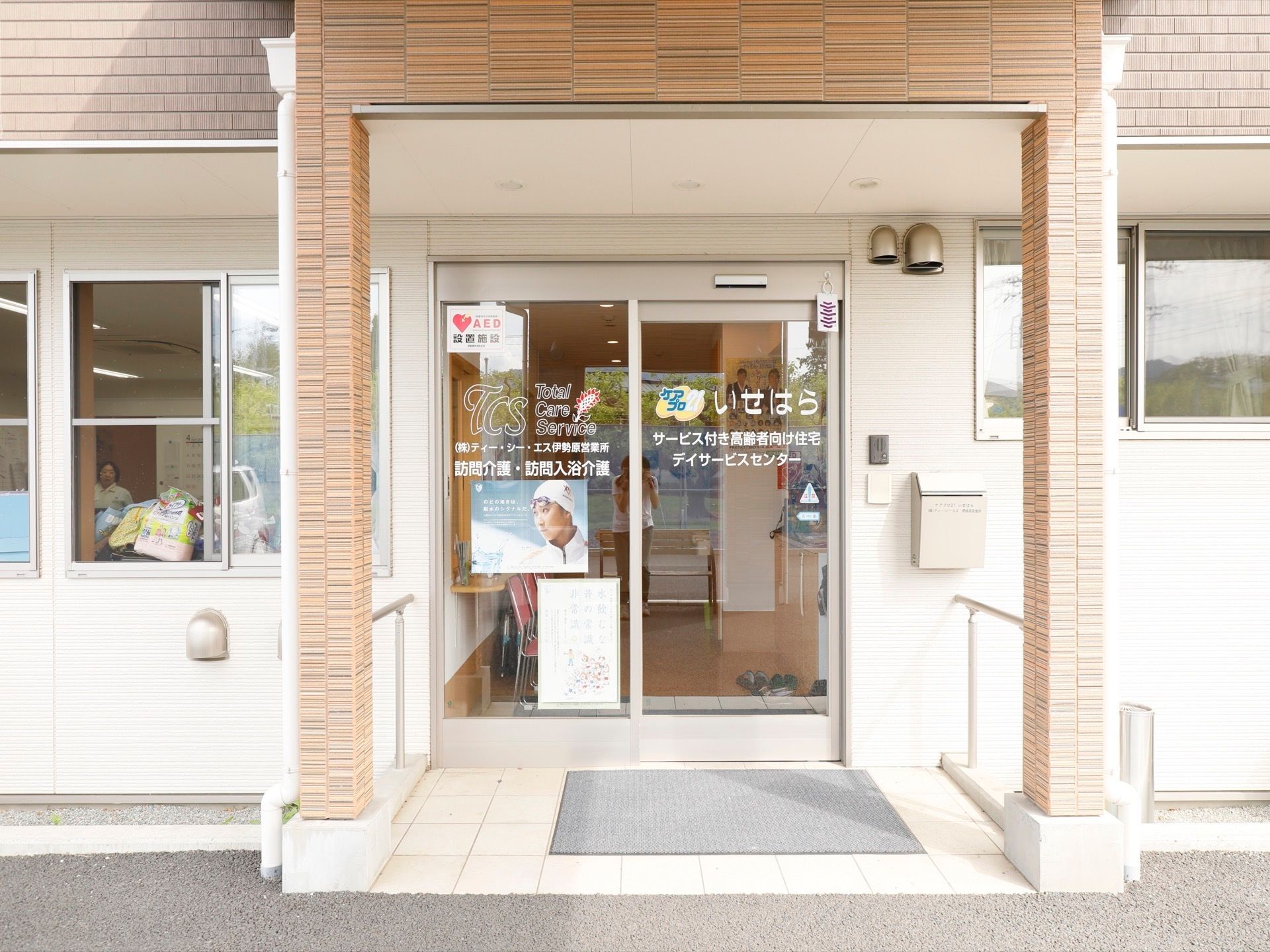 入口横は、職員の部屋となっており、人の出入りを確認できるようになっている。バリアフリーで自動扉のため、車椅子の出入りも自由に行える。