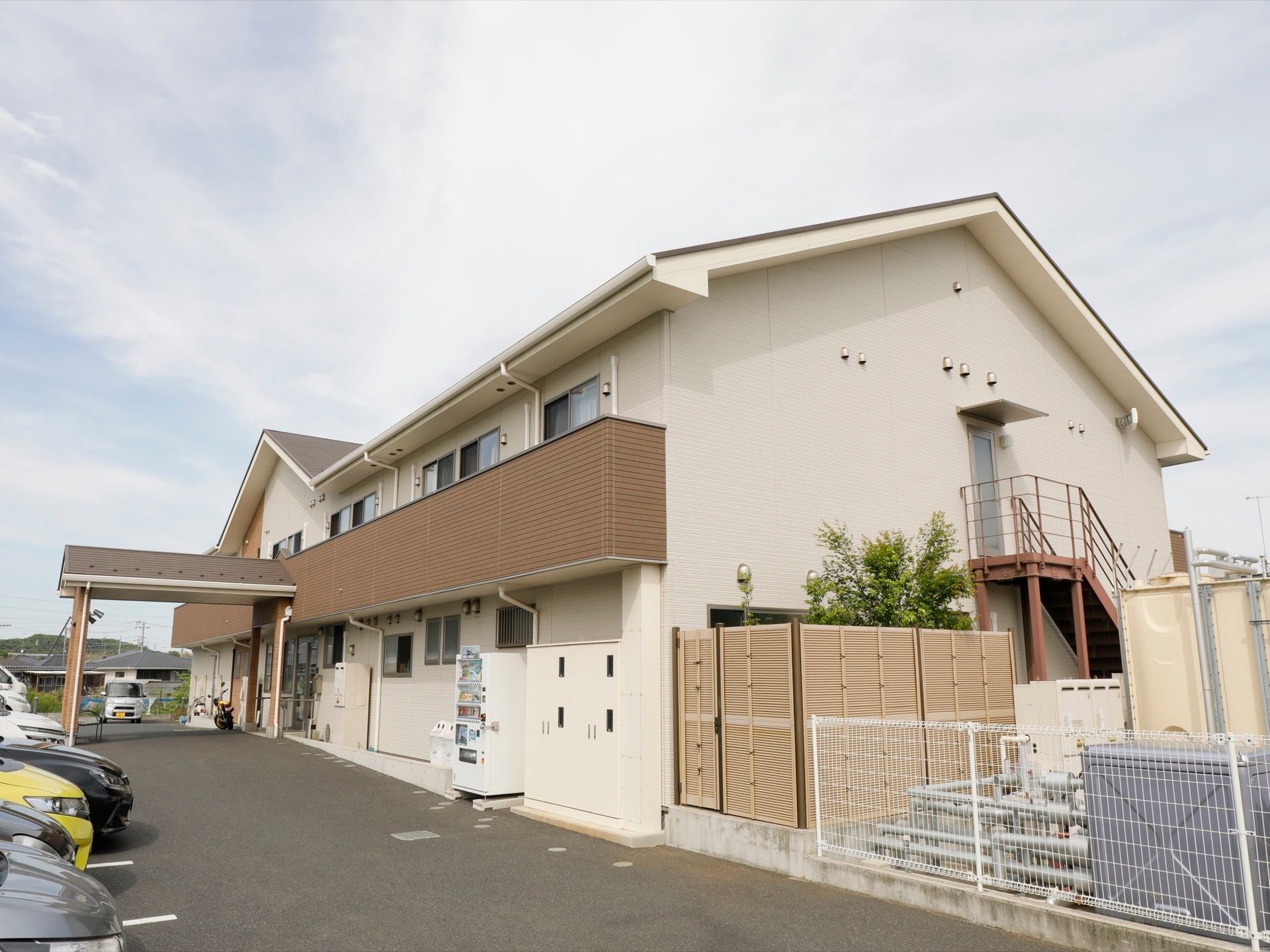 2階建ての施設には、外側に非常階段を設置している。もしもの場合に備え、避難経路を確保し、安心して生活できるようにしている。