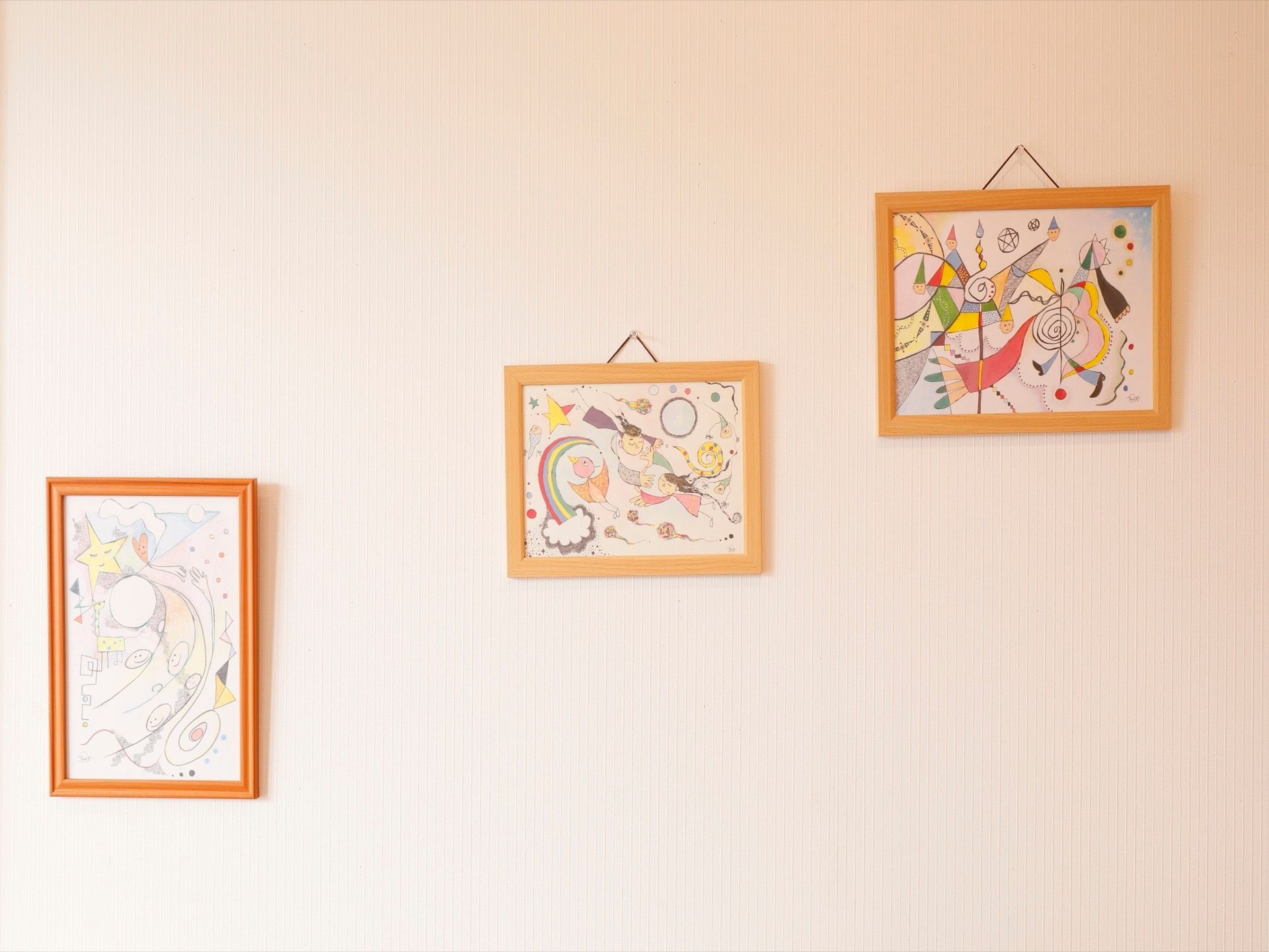 壁には、優しい色合いの絵画を飾り付けている。あたたかみのある住環境を整えるため、細やかな配慮をしている。