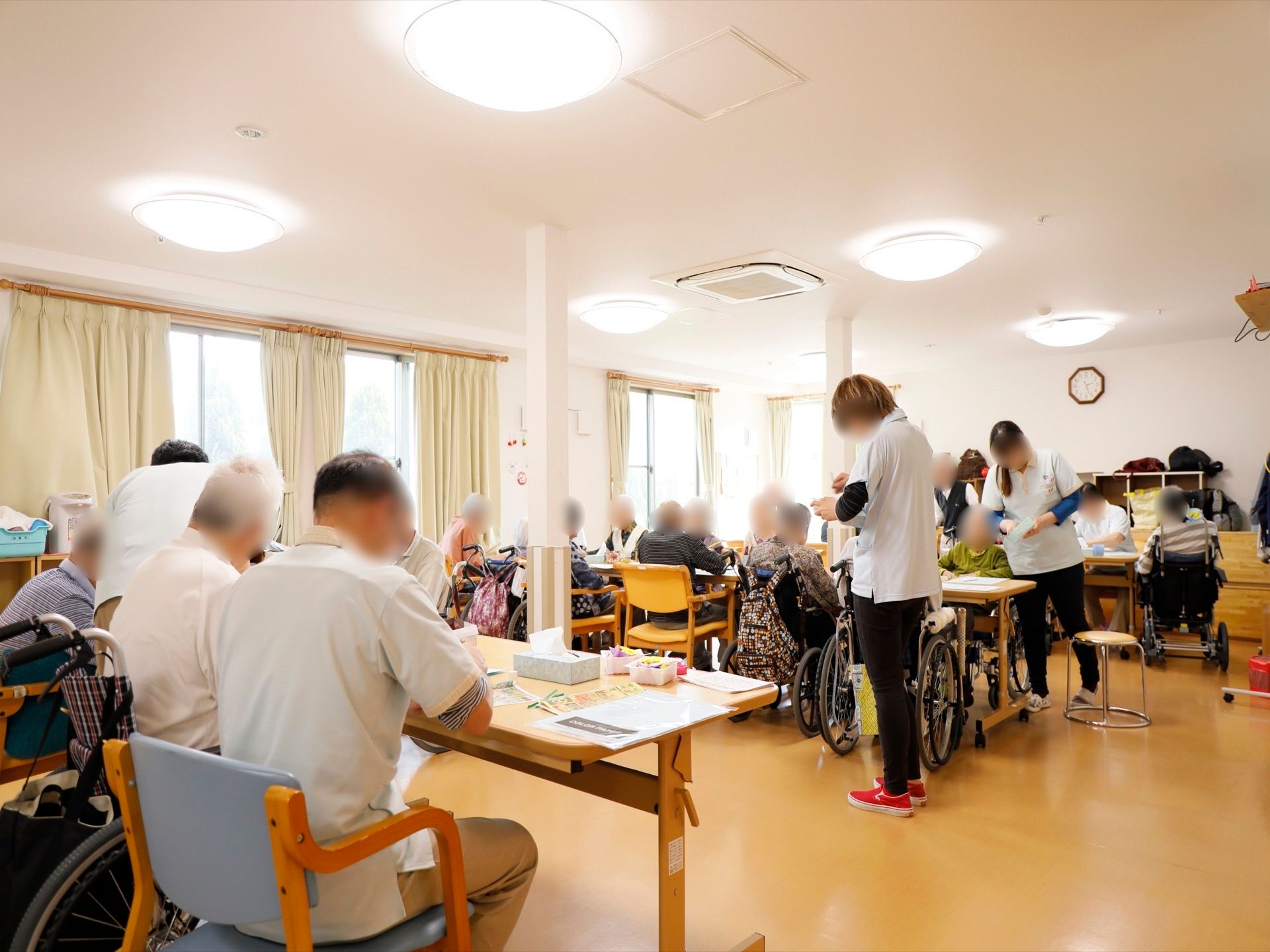 入居者様が集まり、職員による簡単な手作業の指導などが行われる。指先を動かす事で、健康長寿につながるようさまざまな工夫をしている。