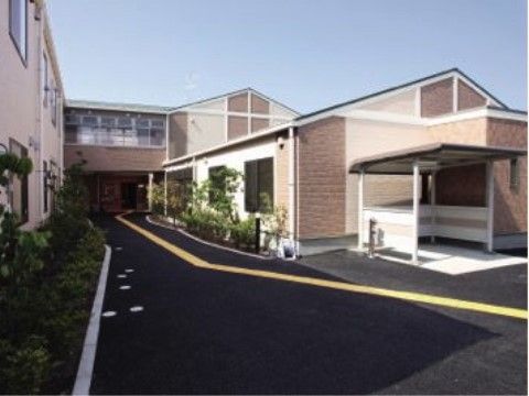 あたたかい色合いの外壁はやわらかい印象になっている。バリアフリー設計が行き届いており、どなた様も住みやすいデザインである。