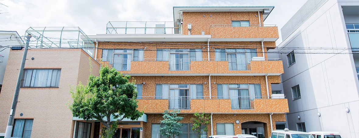 明るい外観の建物