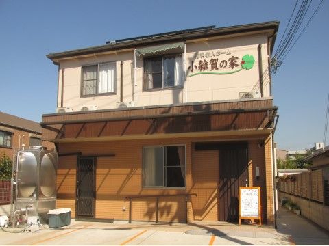 落ち着いた雰囲気のある２階建ての建物である。玄関には大きなひさしがあり、雨の日の外出時にもゆっくりと雨具の準備をすることができる。