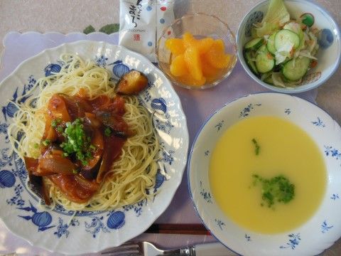 パスタが主食で、サラダやスープ、デザートが付いている食事一式