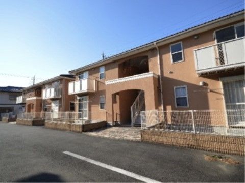 敷地の周りにはフェンスが設置されている。建物の前は道路がある。住宅街の中にあり周りに大きな建物がなく落ち着いた環境。