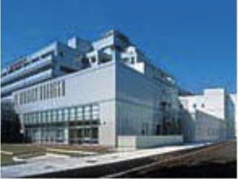 車で通うことができる距離にある最先端の医療機関である。敷地は広く建物周囲は整備されておりきれいである。