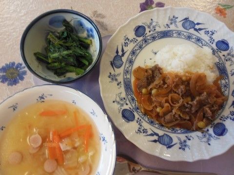 入居者様が食べやすいように工夫されたメニュー。栄養だけでなく見た目のバランスも考えられた美味しい食事である。