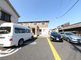介護施設の外観と駐車場