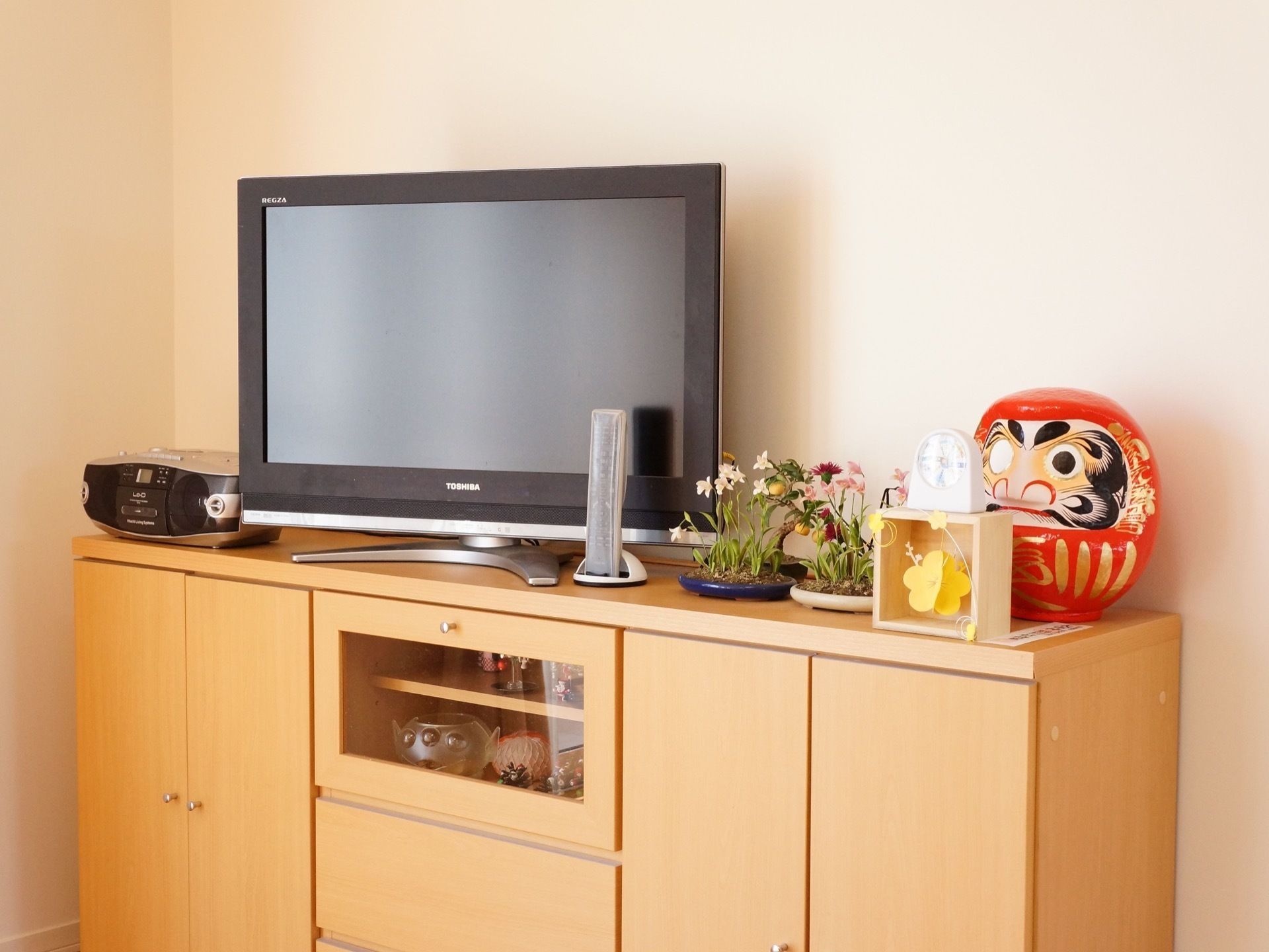 食堂に置かれた棚の上にはテレビ、ラジカセ、だるま、お花の置物などが設置されている。食事以外の時間も自由に使用できる。