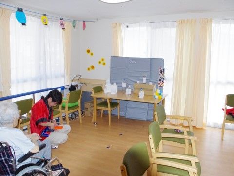 明るい多目的室である。椅子は余裕のある配置になっており車椅子をご利用の方もスムーズな通行が可能である。