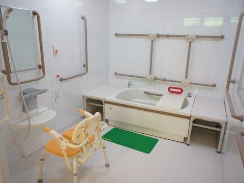 一般浴室は広々としたスペースが確保されており、浴槽周辺や洗い場の壁などたくさんの手すりが取りつけられている。
