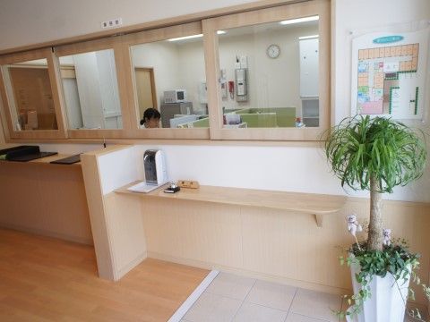施設内に設置された事務室にはいつでもスタッフが常駐しており、ガラス張りの大きな窓が取りつけられている。