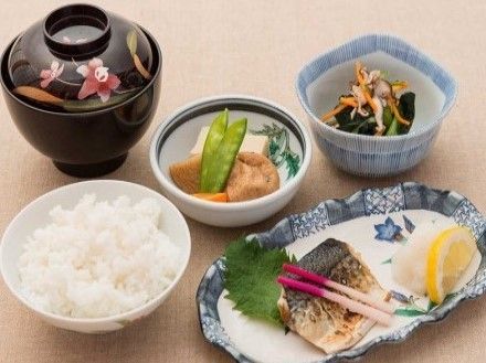 焼き魚が主菜で、がんもの煮物などが添えられている一汁三菜の食事