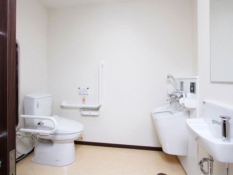 洋式便器の目の前に、オストメイトが設置されているトイレの個室