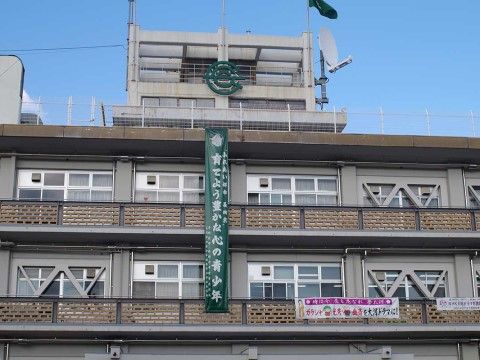 施設周辺にある公共機関のひとつである、市役所の外観