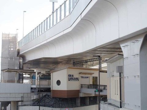 施設から徒歩五分の場所に位置する、最寄り駅入口の様子