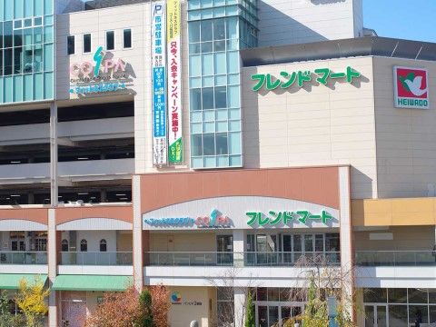 施設の近くに位置する、ショップや飲食店が揃った複合商業施設の外観