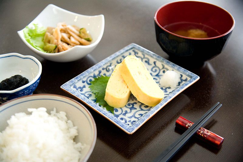 厚焼き玉子とごはんと味噌汁がセットになった和食