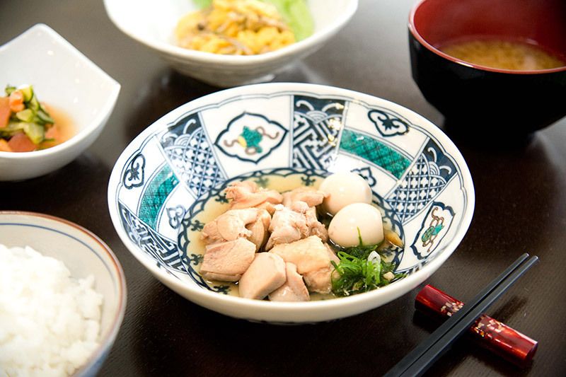 鶏とうずらの卵の煮物とごはんと味噌汁のセット