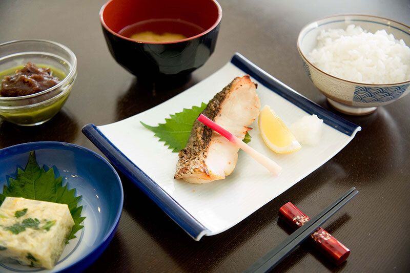 葉生姜をのせた焼き魚とごはんと味噌汁