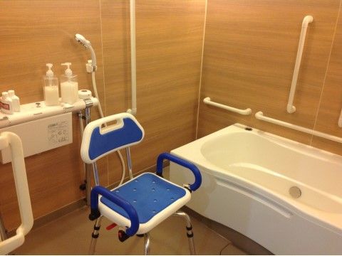 浴室の浴槽には手すりが完備されており、入浴の際掴まることができ安全である。洗い場には入浴椅子があり、楽な姿勢で体を洗える。