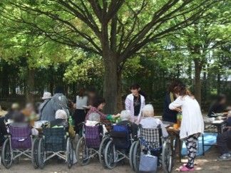 木陰での交流の様子