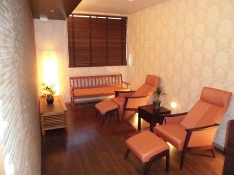 足置き椅子のあるソファーが二台設置された、薄暗い明りの落ち着いた一室