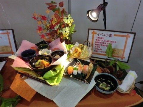 お寿司や天ぷらなどのイベント食が、きれいにディスプレイされている様子