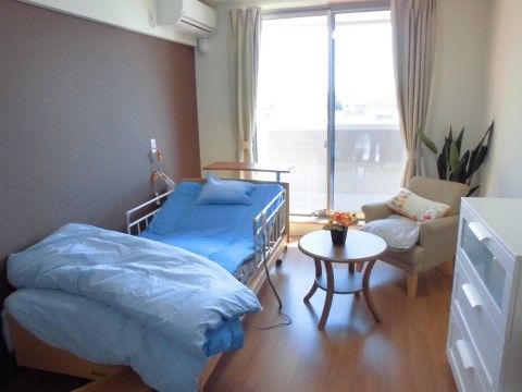 日の光がたくさん入る大きな窓のあるお部屋では、ゆったりとしたソファーセット、ベッドなどを置いてインテリアを楽しむことができる。
