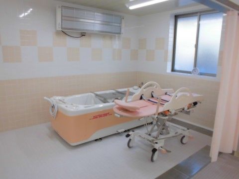清潔感のある広い空間に用意された浴室は、お身体が不自由な入居者様でも安心できる浴槽がありリラックスできる。