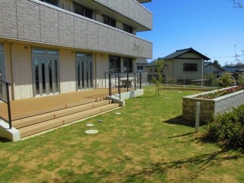 芝生が一面に張られた中庭は日当たりもよく、花壇に咲く花を眺めながらゆったりとした時間を過ごすことができる。