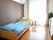 居住者の部屋にはエアコンとシングルベッド、冷蔵庫、整理用タンスがある。窓際には小さなテーブルと1人掛けのソファがある。