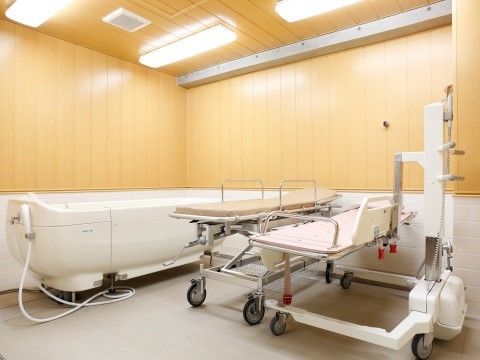 「メディカルケア センチュリーハウス溝の口」機械浴。介護度の高い方にも対応できる設備が整っている。