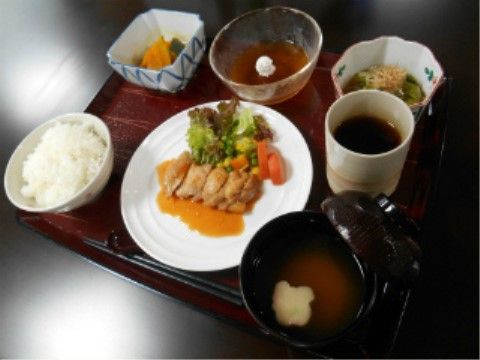 「メディカルケア センチュリーハウス溝の口」お食事。お盆に配置されたお食事はどれもヘルシー抜群です。