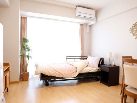「メディカルケア センチュリーハウス溝の口」居室。エアコン付きの居室には、観葉植物も配置されており、清々しいです。