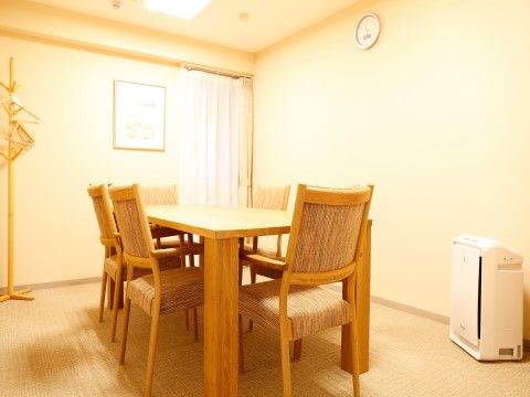 「メディカルケア センチュリーハウス溝の口」相談室。木製の机と椅子が配置され、ヒーターもご用意しています。