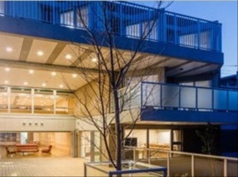 「メディカルケア センチュリーハウス溝の口」外観。日当たりが良く、居室にいながら日光浴を楽しめる造りとなっています。