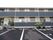 施設の建物は2階建てで、白色とグレーを基調としている。窓にはシャッターが備わっている。施設前には駐車スペースが確保されている。