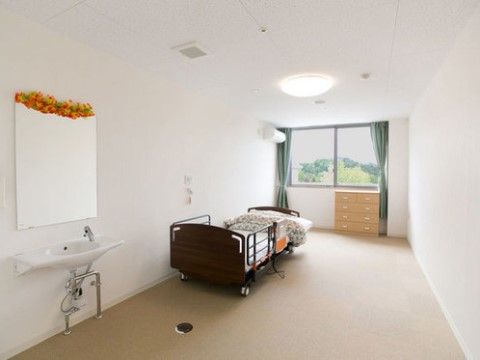 「明和ふれあいガーデン」の居室。洗面台、エアコン、トイレ完備。