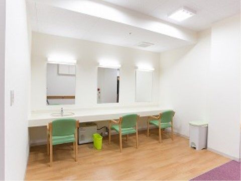 当施設には身だしなみを整えるための整容室があり、外出時やご家族との面談の際にご利用になるのに便利である。