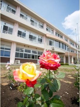 当敷地内には庭があり、薔薇などのガーデニングもしているので、入居者様には四季の移り変わりを感じていただける。