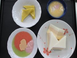 4つの小鉢に手作りの工夫を凝らしたお菓子が並んでいる。彩豊かに着彩されており食欲を掻き立てるものばかりである。