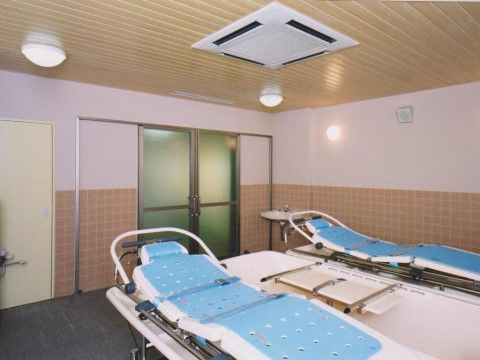 広々とした浴室は清潔感がある。寝たままの体勢で入浴が可能な機械浴槽を設置している。スタッフの介助を受けながら体を洗うことができる。