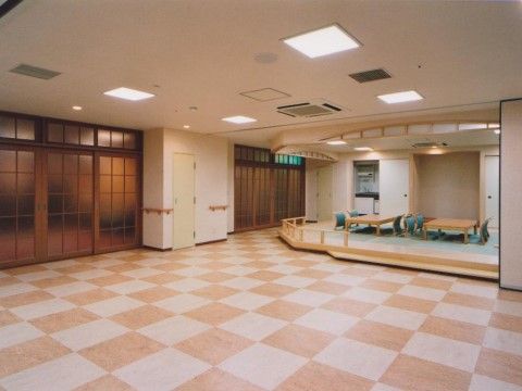 広々とした明るい雰囲気のスペースである。壁には手すりがあり、安全に移動することができる。奥には畳敷きの広いスペースがある。