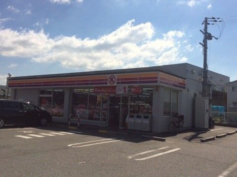 施設の近くにはコンビニエンスストアが建っている。食品や日用品など必要になったものの買い物に便利である。