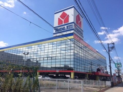 家電量販店が施設の近くにある。毎日の生活に必要な電化製品を揃えたい時や、修理が必要な時に便利である。